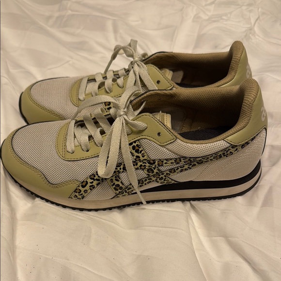 Stylish Beige and Leopard Print Women's Sneakers - Picture 5 of 6